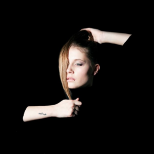 Lire la suite à propos de l’article Raving George (Charlotte de Witte) signe « You’re Mine Feat. Oscar and The Wolf », un morceau très sensuel
