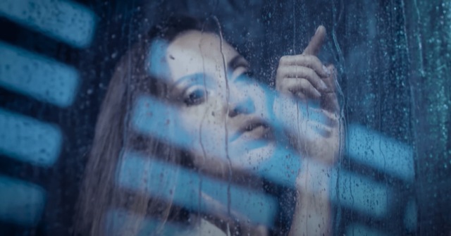 Alexandra Badoi dans le clip du dernier single "Rain Drops" de Antduan producteur de House et Techno mélodique