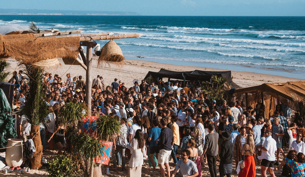 Costa Caparica 2023 à Lisbonne au Portugal at Praia Irmao Posto da Onda avec Kerri Chandler roi de la techno de detroit shanti celeste soirée sur la plage fête électronique en mai