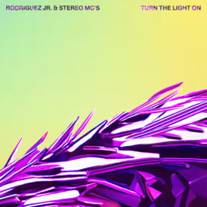 Lire la suite à propos de l’article Rodriguez Jr. dévoile « Turn The Light On Feat. Stereo MC’s » et le track principal « Feathers & Bones » de son prochain album éponyme, prévu le 26 mai 2023