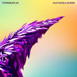 Lire la suite à propos de l’article Rodriguez Jr. dévoile <em>Feathers & Bones</em>, son quatrième album studio, sur son propre label