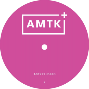 Lire la suite à propos de l’article Le berlinois Amotik invite la norvégienne Kameliia & le producteur de Dallas Decoder pour le troisième split EP de son label <em>AMTK+</em>