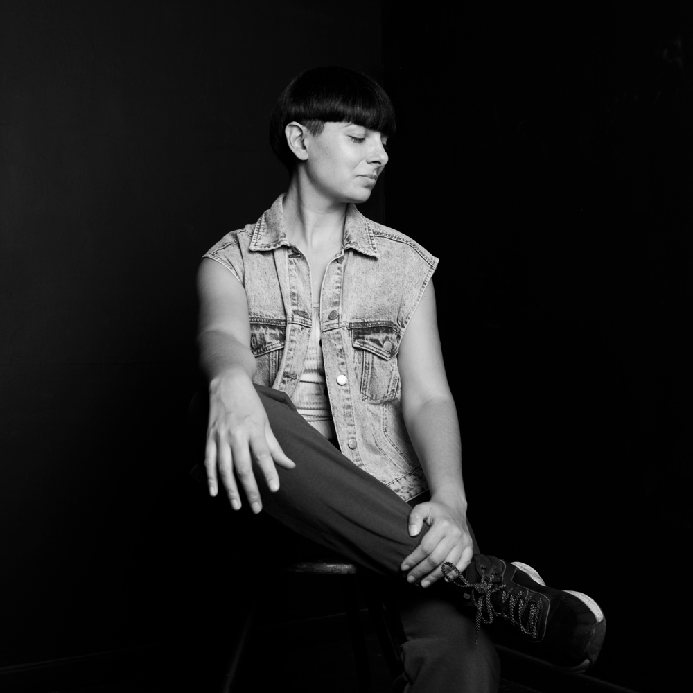 Mila Stern productrice basée à Berlin délivre une techno profonde et artistique avec son EP Five Finger via Kiok ID le lqbel du club berlinois Katter Blau