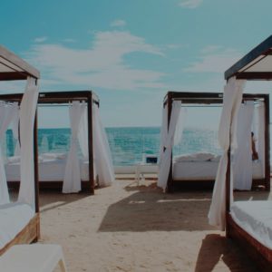 Lire la suite à propos de l’article Lumière sur 5 Beach Clubs à découvrir pour leurs cadres idylliques et leurs atmosphères festives