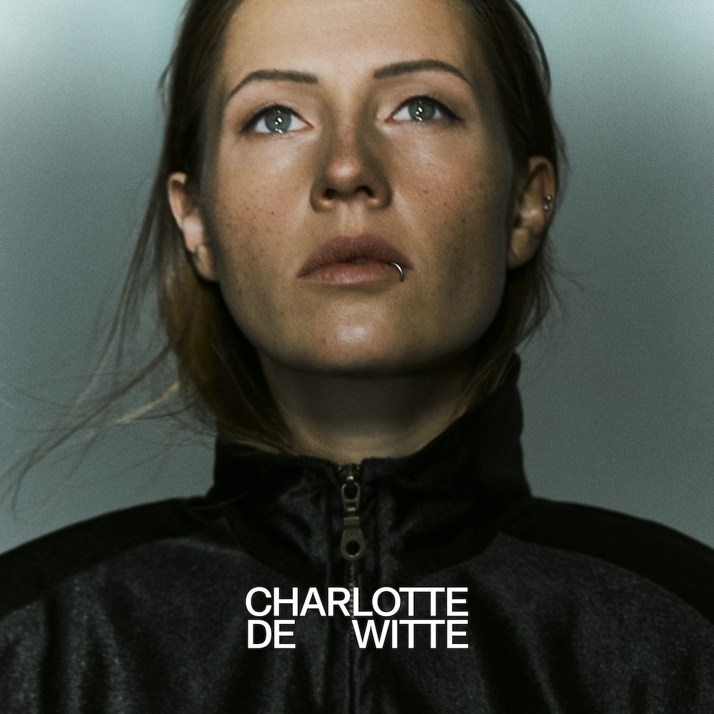 You are currently viewing Charlotte de Witte dévoile la pochette de son premier album éponyme, à paraître le 7 novembre 2025, via son label KNTXT